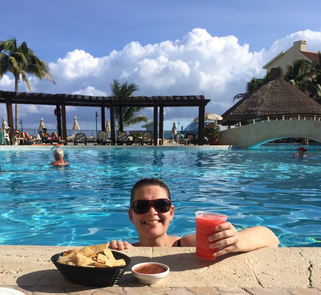 Snack i bassenget på The Royal Islander i Cancun