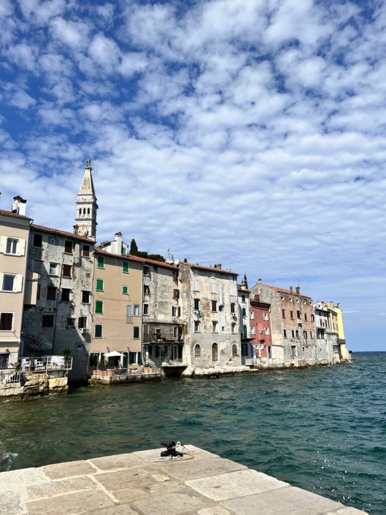 utsikt mot kirketoppen fra nordsiden av Rovinj