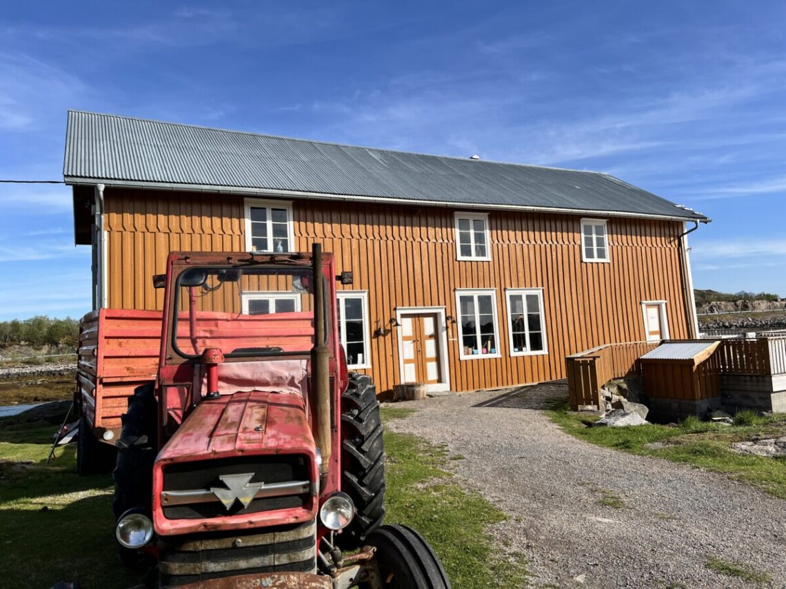 Traktor foran restauranten på Støtt