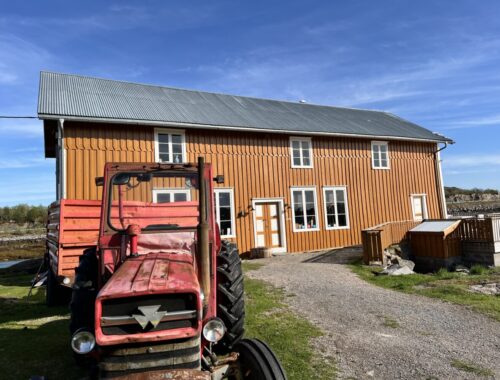 Traktor foran restauranten på Støtt