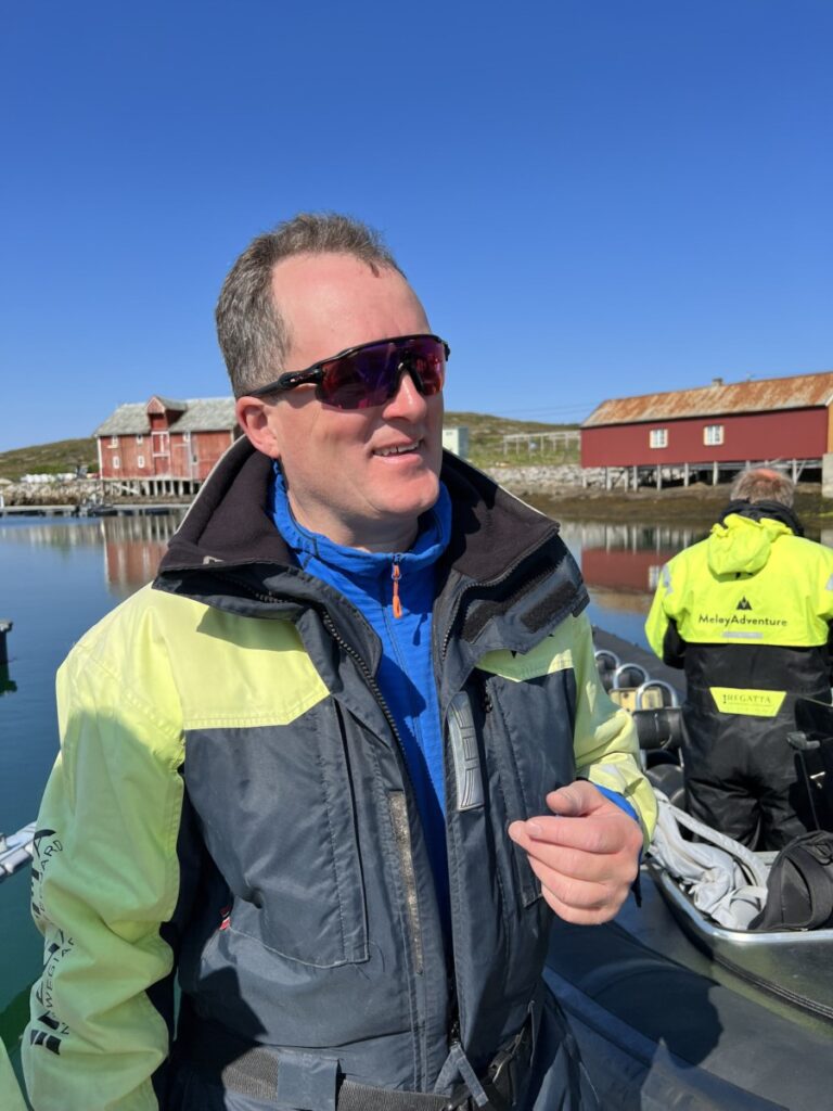 Øystein fra Meløy Adventure kjører rib fra Støtt