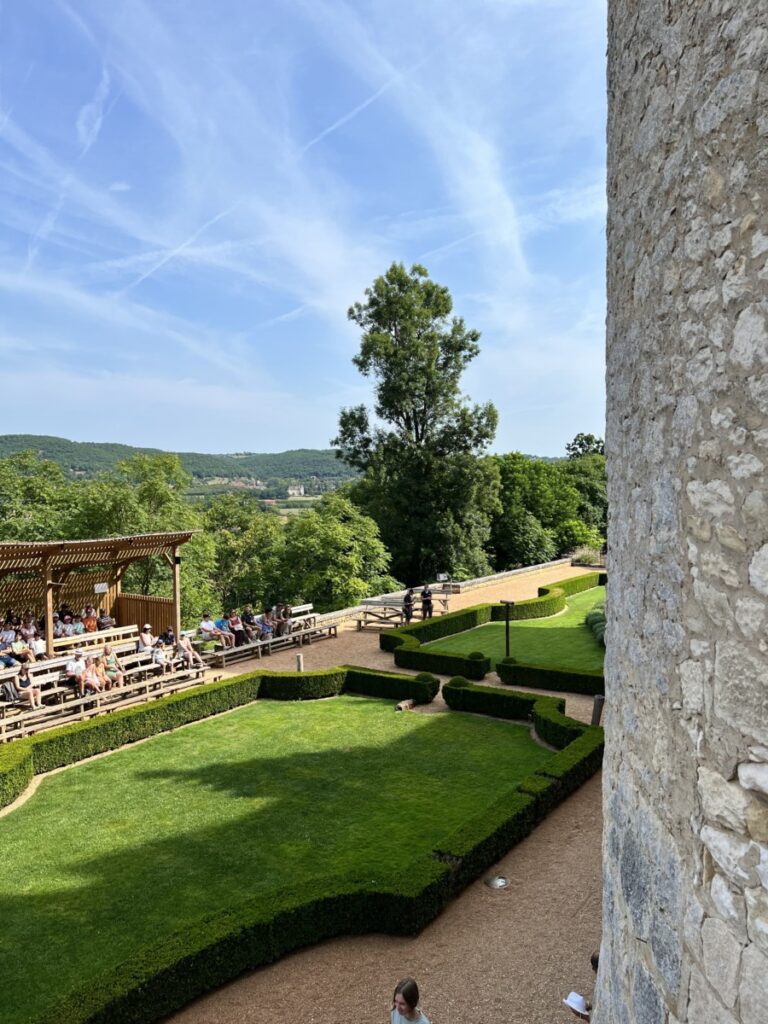 Jaktfalkoppvisning i hagen på Chateau Milandes